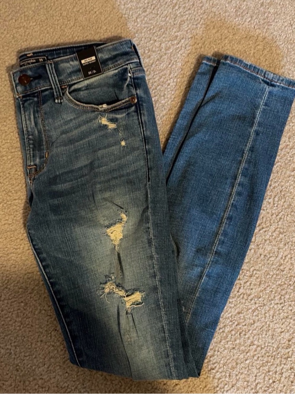 A&F NWTs Mid Rise Super Skinny with rips size 25
